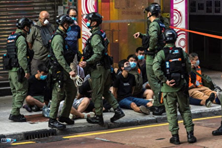 2020年9月6日，香港抗議者呼籲舉行集會後，警方在巡邏時扣留了一些人。（Dale De Lay Rey/AFP via Getty Images）
