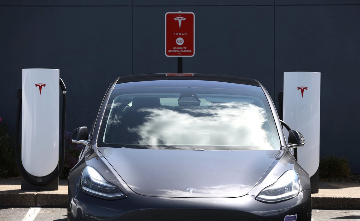 2021年4月26日，加州Corte Madera一處Tesla充電站。（Justin Sullivan/Getty Images）