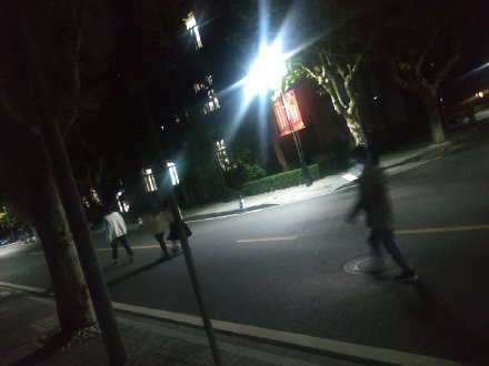 上海華東理工大學徐匯校區學生連夜做核酸檢測。（網絡圖片）
