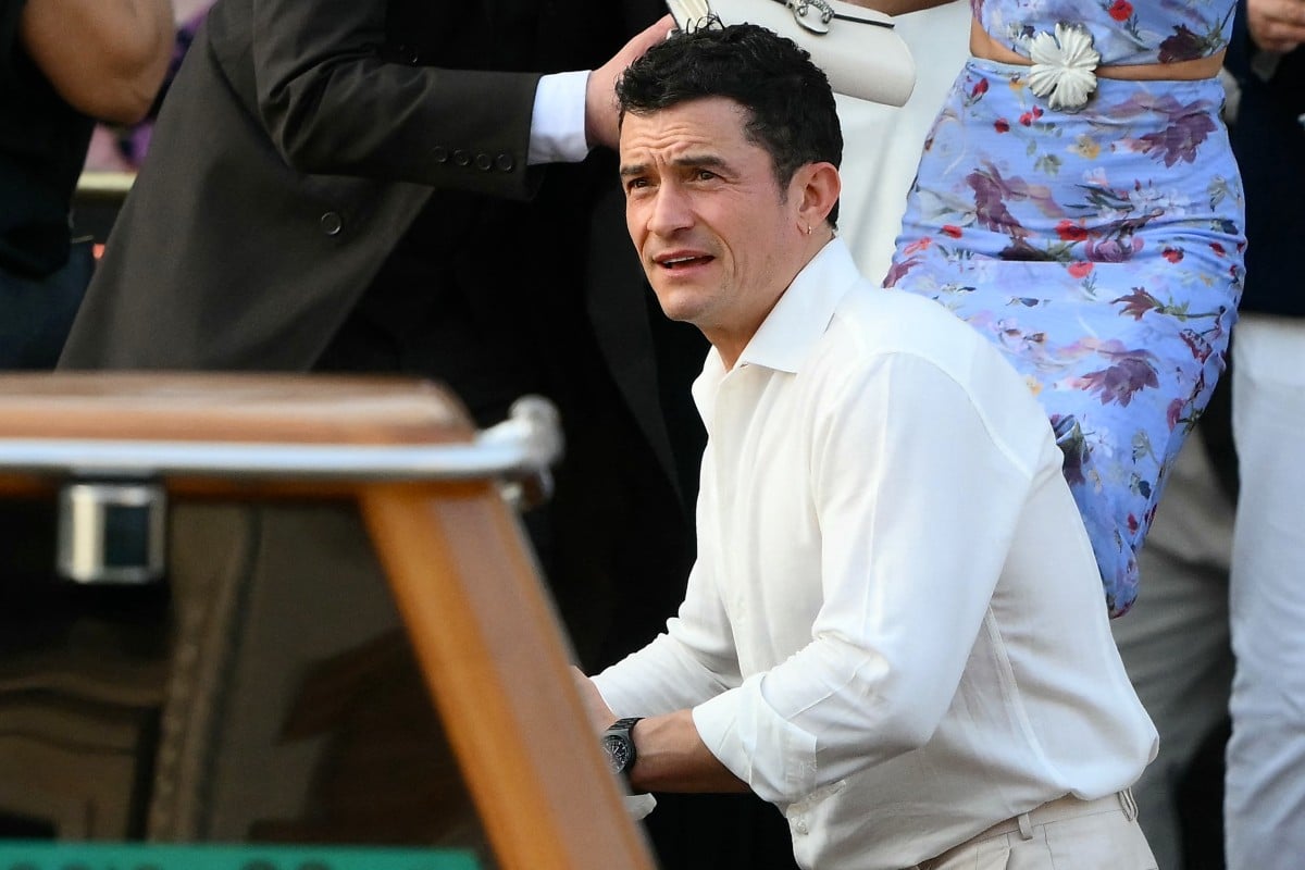 英國演員奧蘭多‧布魯(Orlando Bloom)與賓客於2025年6月26日,在威尼斯的格麗提宮酒店(Gritti Palace Hotel)登上水上的士,準備參加亞馬遜創辦人謝菲貝索斯(Jeff Bezos)與勞倫‧桑切斯(Lauren Sanchez)的婚禮。 (Marco Bertorello/AFP)
