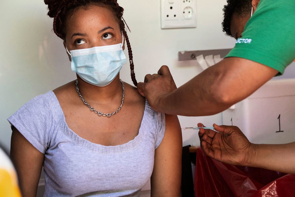 2021年12月8日，南非開普敦一名女子在接種COVID-19疫苗。（Rodger Bosch/AFP via Getty Images）