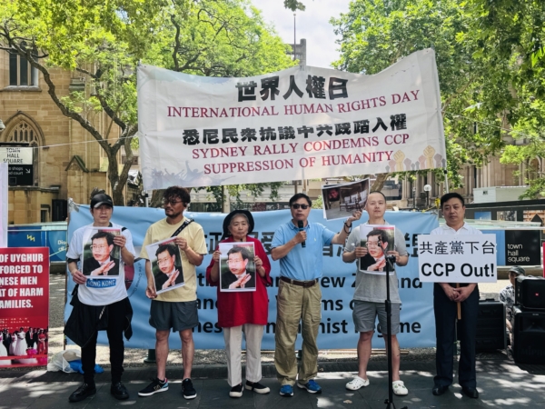 2024年12月15日下午,為紀念《世界人權宣言》發表76周年,悉尼多個團體在市中心的市政廳前舉行集會,聲討中共暴政,呼籲澳洲政府制裁中共人權罪犯。圖為中國民主團結聯盟前主席鍾錦江博士在集會上發言。(李睿/大紀元)