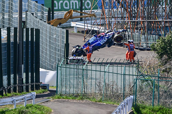 2024年4月7日,F1大獎賽日本站,比賽剛一開始,里卡多和阿爾本在4號彎發生碰撞,雙雙撞上輪胎防護牆,比賽被迫暫停長達半小時。圖為里卡多的賽車被拖車吊起瞬間。(Yuichi Yamazaki/AFP via Getty Images)
