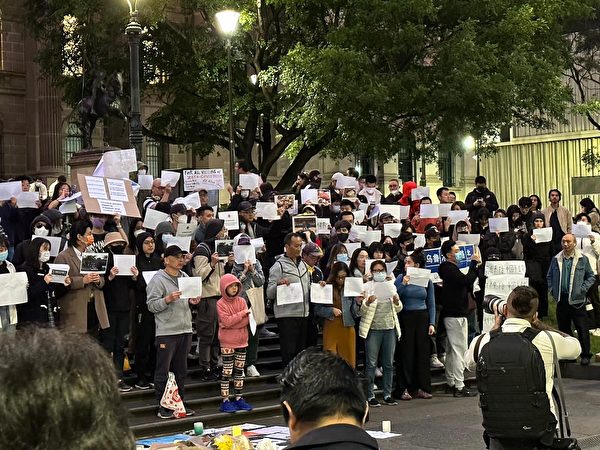 11月28日，澳洲墨爾本華人在州立圖書館前聲援大陸民眾的抗議活動，高呼「共產黨下台」。（高木/大紀元）