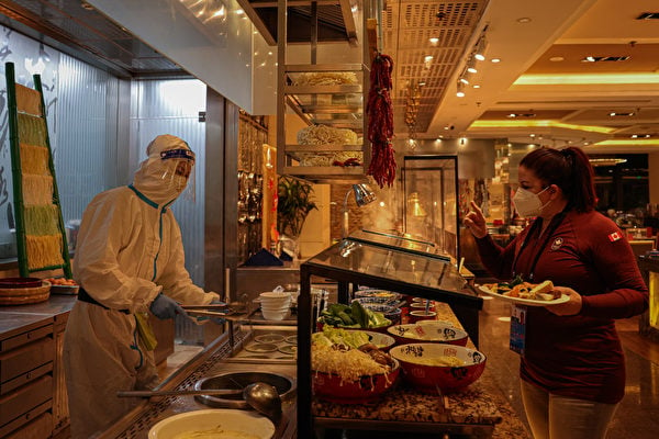 2月10日，北京「閉環泡泡」中一家餐廳，穿防毒服的服務員在工作。（Annice Lyn/Getty Images）
