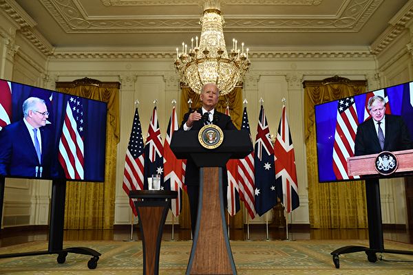 圖為拜登總統與英國首相約翰遜、澳洲總理莫里森2021年9月15日共同宣布，成立一個結合軍事與外交，名為AUKUS的新三方安全聯盟。（Bendan Smialowski/AFP via Getty Images）