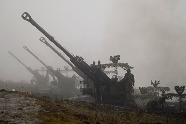 2021年10月20日,印度阿魯納恰爾邦(Arunachal Pradesh),中印邊境再度爆發衝突,印度軍方在達旺鎮(Tawang)附近的彭加騰措(Penga Teng Tso)部署波佛斯炮(Bofors gun)。(MONEY SHARMA/AFP via Getty Images)