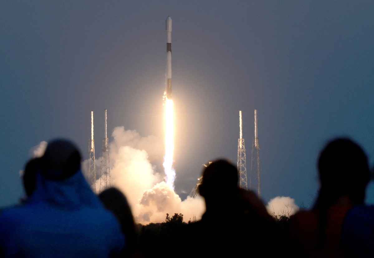 資料圖：2023年2月27日，美國佛州卡納維拉爾角（Cape Canaveral），搭載21顆第二代星鏈（Starlink）衛星的SpaceX「獵鷹9號」（Falcon 9）火箭從「甘迺迪航太中心」（Kennedy Space Center）升空，許多民眾正在觀看火箭發射過程。（Joe Raedle/Getty Images）