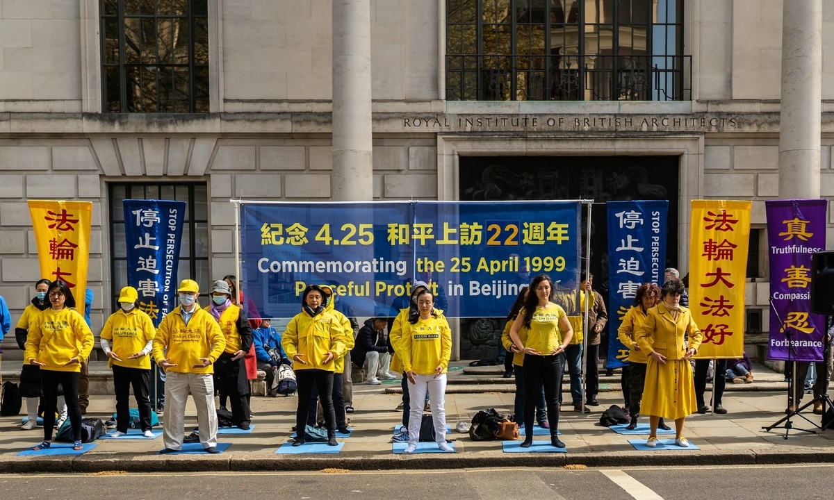 2021年4月25日，英國法輪功學員在倫敦中領館前舉行集會，紀念1999年4月25日北京萬人和平上訪，與當政者對話的事件。（圖片來自英國法輪大法協會）
