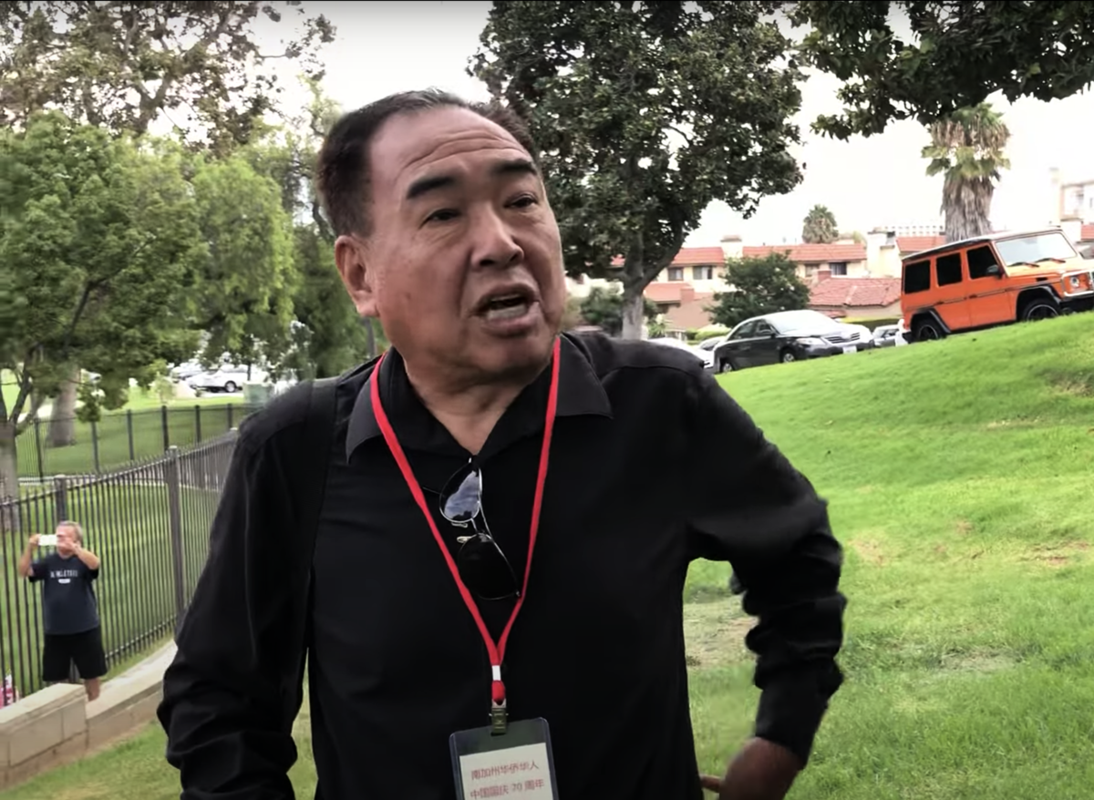 2019年9月，陳軍在洛杉磯蒙特利公園市威脅現場民運人士，並恐嚇「你回中國就立刻把你抓起來」，結果遭遇圍堵。（「中國民主黨網絡影片組」影片截圖）