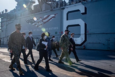 2021年11月19日，美利堅號兩棲攻擊艦訪問日本岩國海軍陸戰隊航空站。美艦指揮官沃德上尉（Ken Ward，右二）在訪問期間，與日本人員進行交流。（美國海軍提供）