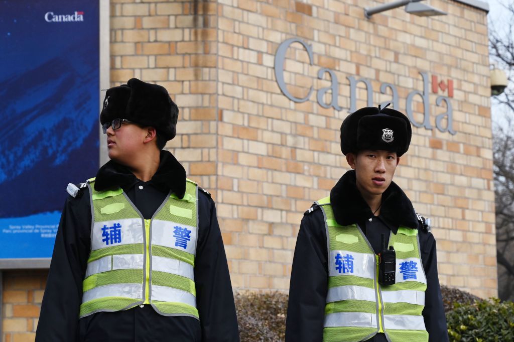 圖為加拿大駐華大使館前面的中國保安。 （Photo credit should read GREG BAKER/AFP/Getty Images）