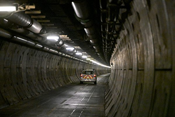 2023年2月12日，在英法海底隧道（Channel Tunnel）維修期間，工人們的車輛行駛於隧道中。（Francois Lo Presti/AFP）