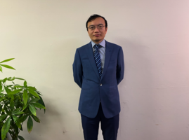 曾拍新疆集中營 關恆在美出庭 父遭中共威脅