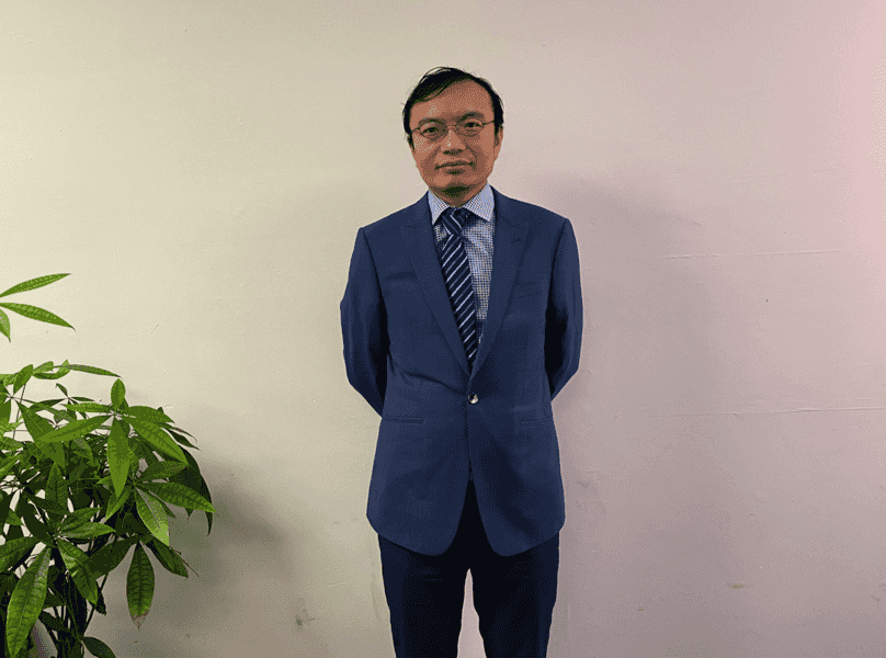 曾拍新疆集中營 關恆在美出庭 父遭中共威脅