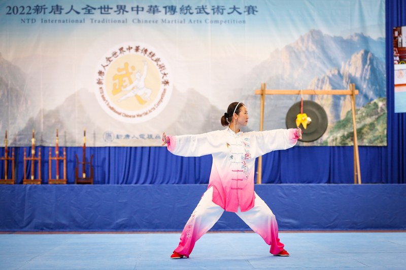 8月27日，來自中國的女子拳術組選手李春玲在第七屆「新唐人全世界中華傳統武術大賽」複賽中表演八卦六四掌。（張靜怡/大紀元）