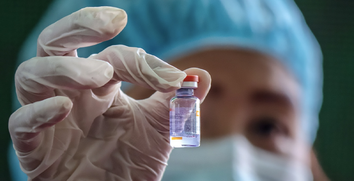 近日台灣疫情升溫，這期間中共不斷向台釋放出，中國疫苗可捐贈台灣的訊息，引發台灣各界爭議。專家分析，中共目的是想用疫苗分化台灣、打擊民眾對政府防疫的信心。（Ezra Acayan/Getty Images）