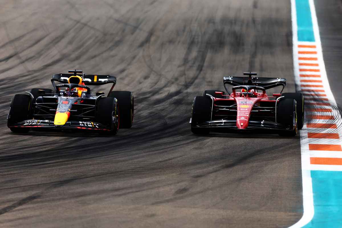 2022年5月8日，F1邁阿密大獎賽，紅牛車手韋斯達賓力壓兩位法拉利車手陸克萊和辛斯，奪得本賽季第三個分站冠軍。圖為韋斯達賓駕駛的紅牛賽車（左）與駕駛法拉利賽車的陸克萊在賽道上競爭瞬間。（Mark Thompson/Getty Images）