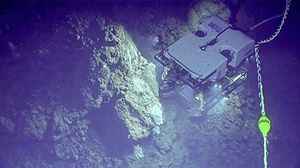 NOAA科學家在太平洋海底發現奇怪「金蛋」