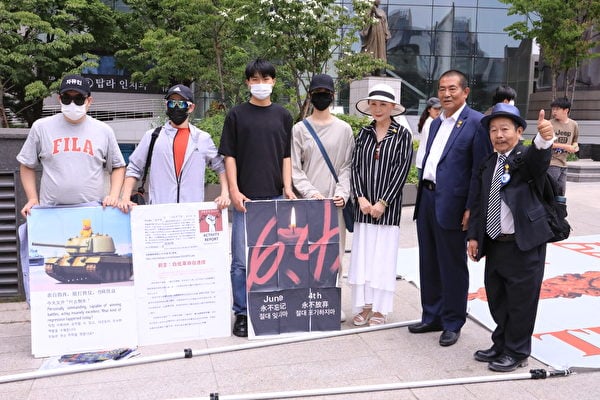 6月4日中午，「白紙運動」南韓分部的成員和民主團體部份成員在首爾明洞中共大使館前舉行「六四」紀念活動並合影留念。（金明國/大紀元）