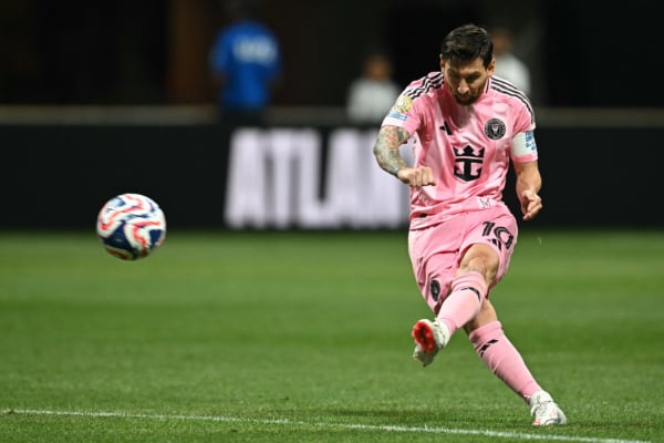 2025年6月19日,FIFA俱樂部世界盃(世冠盃)小組賽A組第二輪比賽,「東道主」邁阿密國際隊以2:1戰勝了葡超豪門波爾圖。圖為球王美斯比賽中主罰自由球直接得分瞬間。(Paul Ellis/AFP via Getty Images)