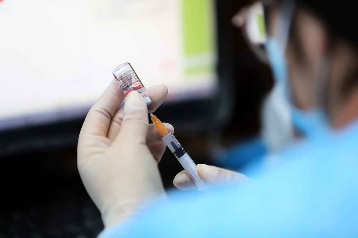2022年1月9日，一名醫務人員在山東省東部的榮成市準備一劑科興疫苗。（STR / AFP）