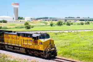 美國一列可能載有危險品的火車在德州出軌