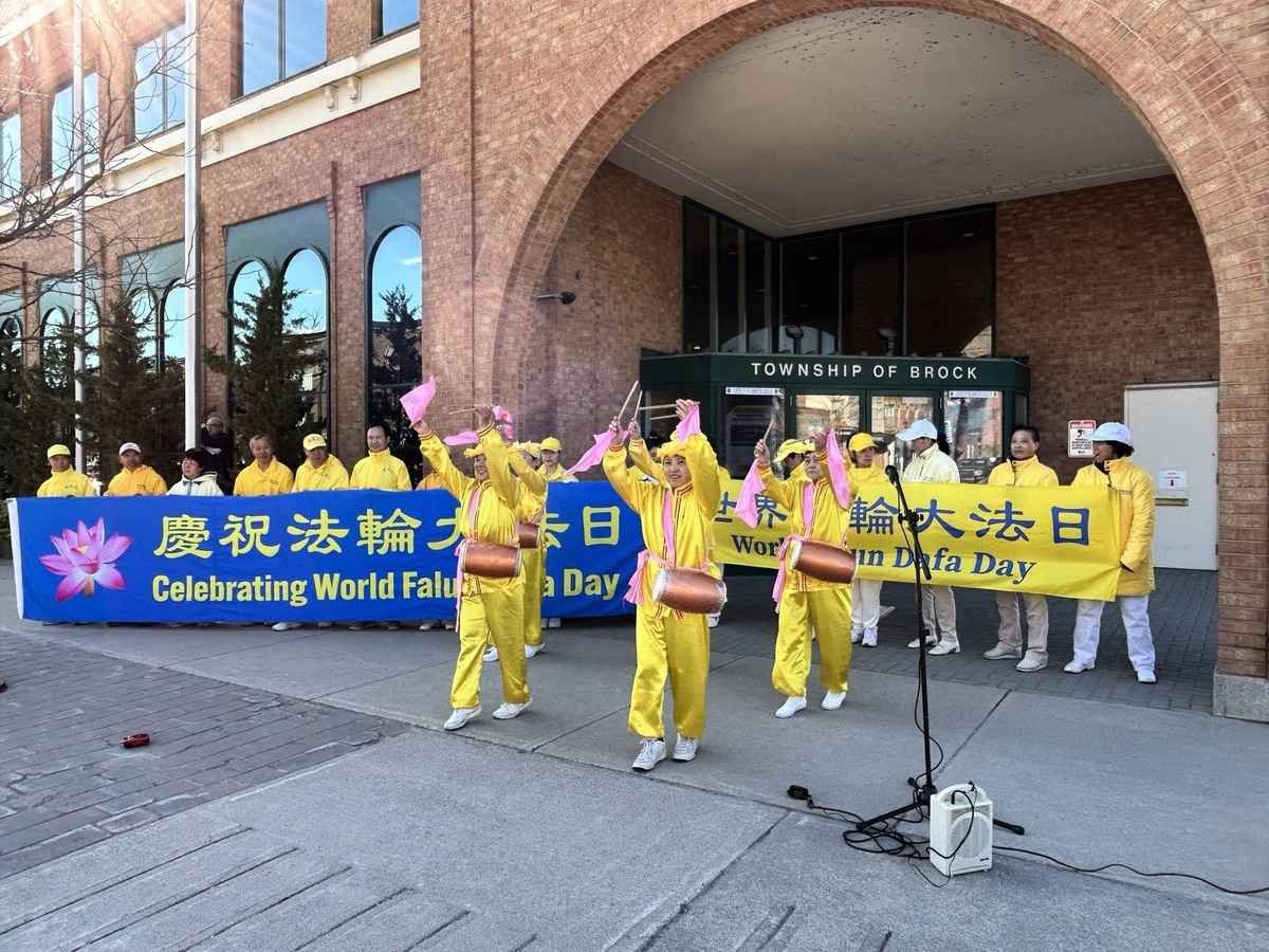 2025年5月12日,安省布洛克鎮(Brock)舉行升旗儀式,鎮長沃爾特‧舒默 (Walter Schummer)率多位政府工作人員與法輪功學員一同慶祝這一神聖時刻,市長宣讀褒獎函,並宣布2025年5月13日為該鎮的「法輪大法日」。(伊鈴/大紀元)
