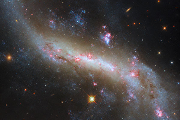NASA拍到螺旋星系的明亮條狀結構
