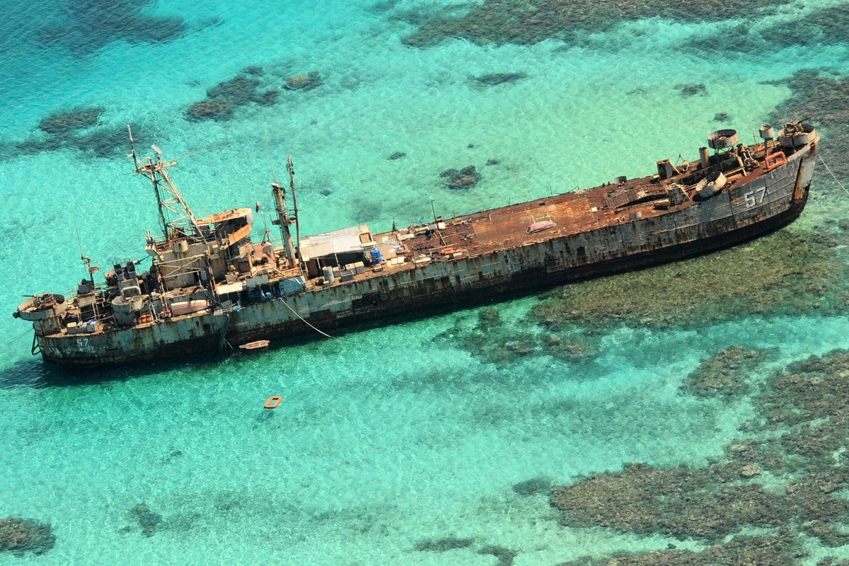 2014年3月29日，一張鳥瞰圖顯示了自1999年以來一直擱淺在南海仁愛礁的菲律賓海軍「馬德雷山號」（BRP Sierra Madre）登陸艦。（JAY DIRECTO/AFP via Getty Images）