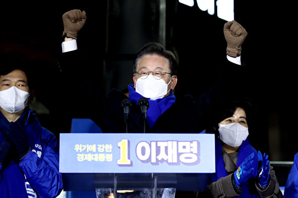 李在明2月15日晚在首爾江南進行競選活動。（Chung Sung-Jun/Getty Images）