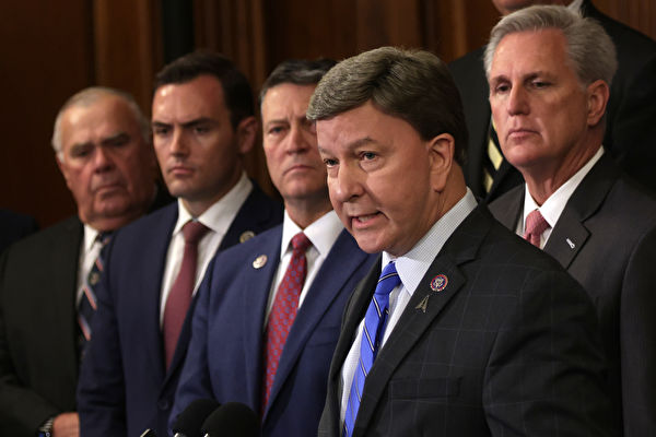 2021年8月31日，美國眾議員邁克·羅傑斯（左四）在美國國會大廈雷本廳舉行的新聞發布會上發言。（Alex Wong/Getty Images）