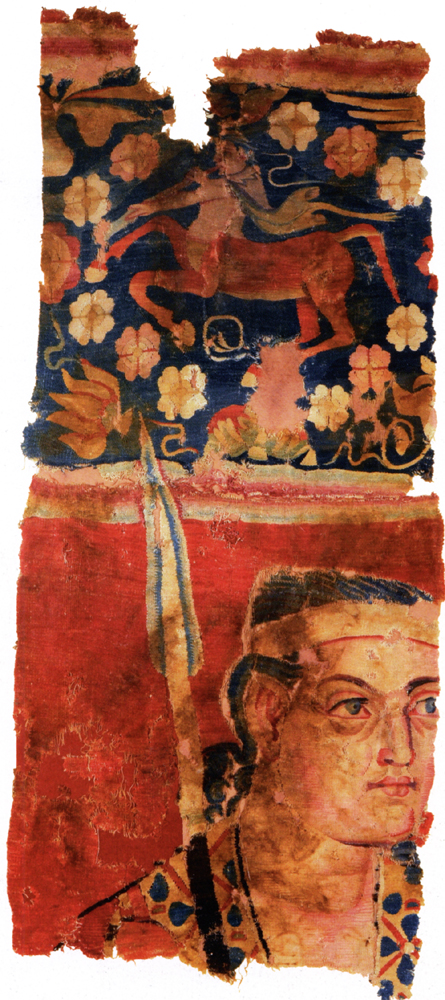 和田出土的山普拉掛毯，畫上織有一名武士與希臘半人馬，人馬的斗篷與武士領子上的圖案是原始希臘圖案在中亞的變體。推定文物年代為公元前3世紀至4世紀。（公有領域）
