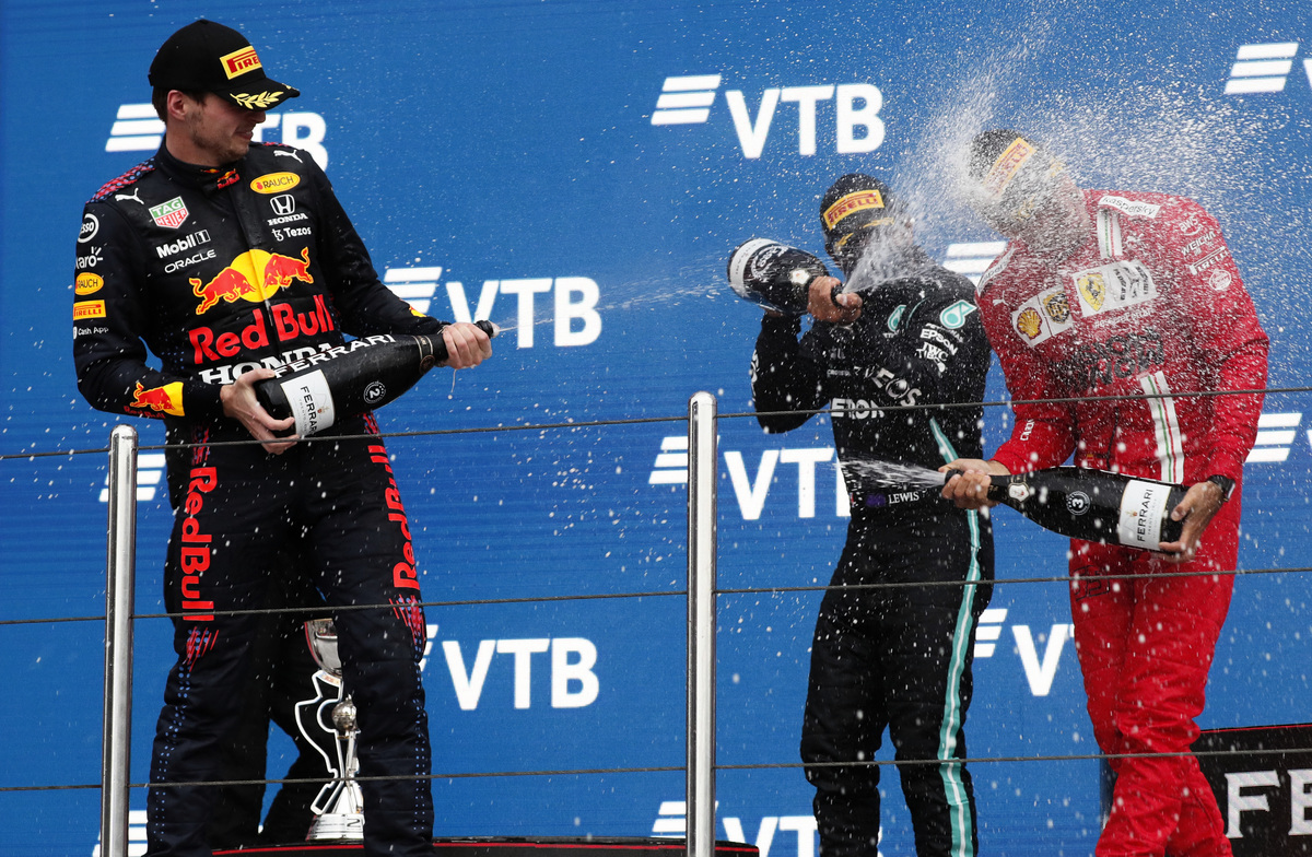 在F1俄羅斯站頒獎禮上，三位登上領獎台的車手，左起：韋斯達賓、咸美頓和辛斯互噴香檳慶祝。（Yuri Kochetkov–Pool/Getty Images）