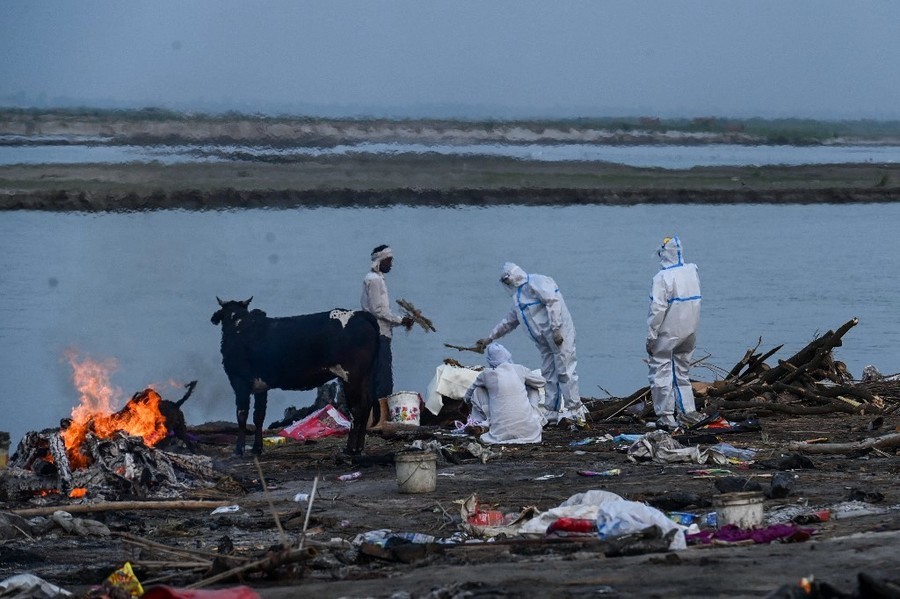 印度恆河染疫屍體被衝上岸 疑火葬場不堪重負 