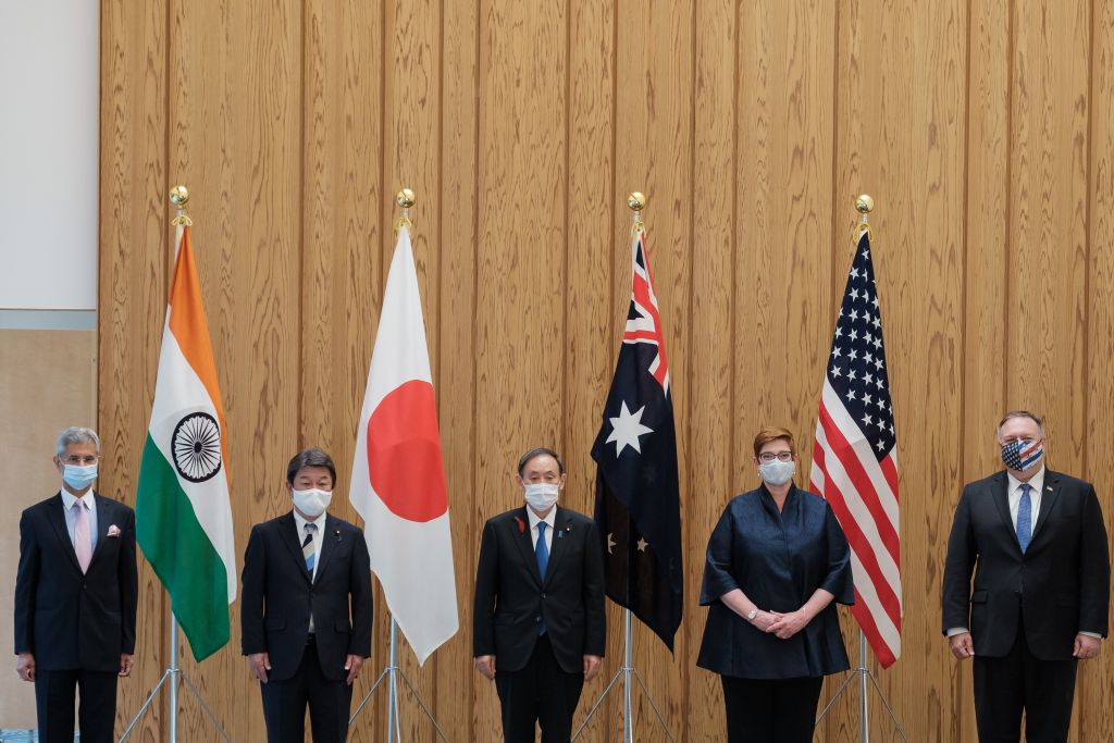 印度外長蘇傑生（左起）、日本外務大臣茂木敏充、日本首相菅義偉、澳洲外長潘恩及美國國務卿蓬佩奧，2020年10月6日在東京舉行四方聯盟會議。（NICOLAS DATICHE/POOL/AFP via Getty Images）