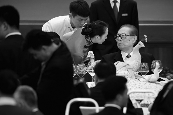 圖中右一為江澤民。（Feng Li/Getty Images）