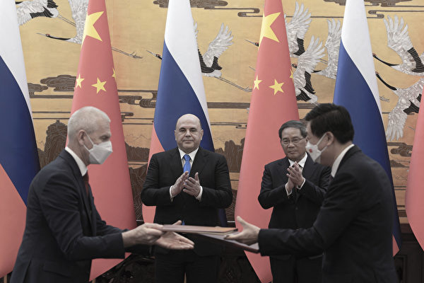 2023年5月24日，俄羅斯總理米舒斯京（Mikhail Mishustin，左二）和中共總理李強（右二）在北京參加雙邊合作文件簽署儀式。（Thomas Peter/POOL/AFP via Getty Images）