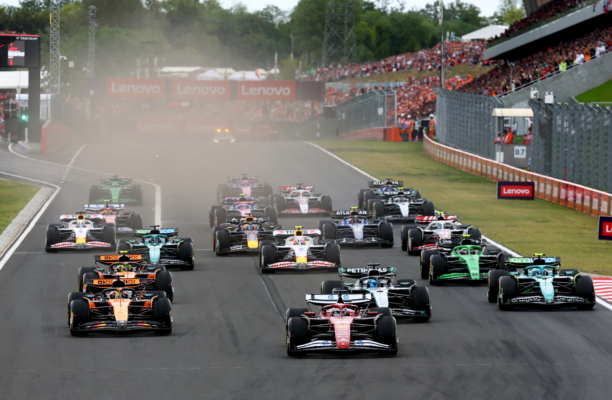 2025年8月3日,F1大獎賽匈牙利站正賽,麥拿侖英國車手羅禮士(Lando Norris)採用「一停」策略,力壓隊友、澳洲車手皮亞斯特利(Oscar Piastri)率先衝線奪得冠軍。圖為正賽發車,陸克萊領跑瞬間。(Mark Thompson/Getty Images)