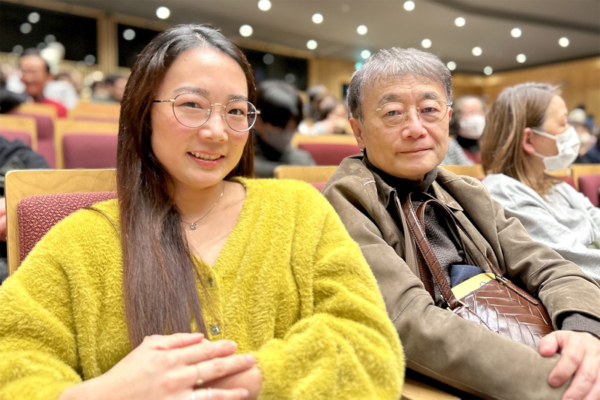 2025年2月2日下午,腦神經外科醫生豬野裕通(Ino Hiroyuki)與女兒——前古典芭蕾舞演員豬野禮實(Ino Reimi)觀看了神韻環球藝術團在日本東京澀谷公會堂(LINE CUBE SHIBUYA)的第九場演出。(牛彬/大紀元)