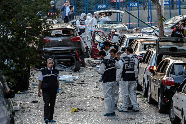 美國國務院基於安全問題，周六要求派駐土耳其伊斯坦堡（Istanbul）總領事館官員的家庭成員撤離，並對土國東南部發出旅行警告。圖為10月初在伊斯坦堡的汽車炸彈攻擊。（OZAN KOSE/AFP/Getty Images）