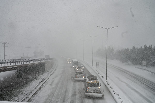 2022年1月24日，希臘雅典，掃雪機正在清理國家高速公路上的積雪。（Aris Messinis/AFP）