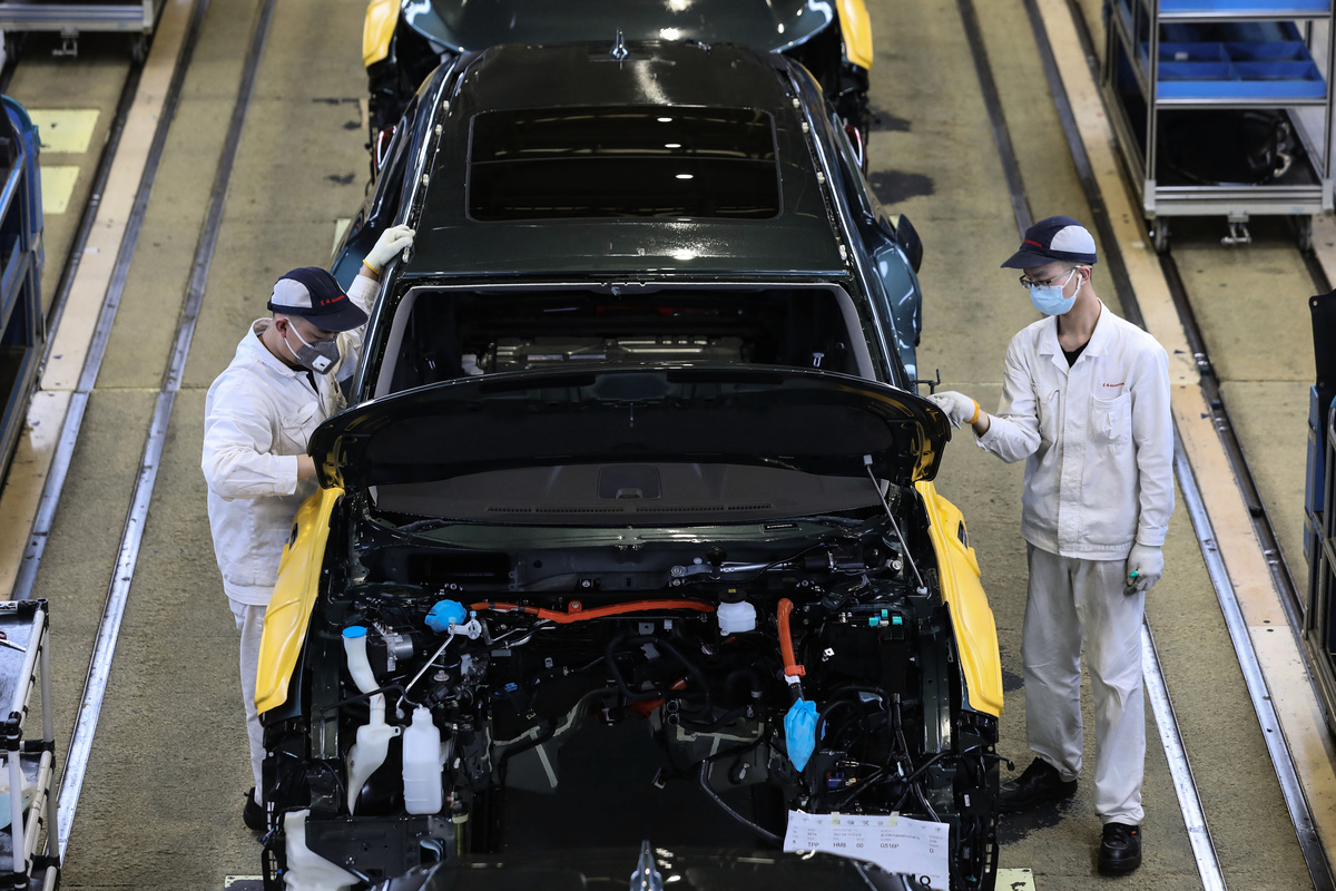 2021年4月15日武漢市東風本田汽車廠的員工正在工作。（STR/AFP via Getty Images）