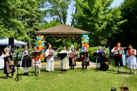 2025年6月7日下午,加拿大首都的斯蒂茨維爾(Stittsville)多元文化節在Village Square公園舉行,這個年度活動由市議員高沃(Glen Gower)主辦,今年參加的人數超過千人。觀眾透過文化節探索不同文化、欣賞現場娛樂節目。(任僑生/大紀元)