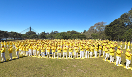 2025年10月11日,澳洲法輪功學員在悉尼水濱公園Jubilee Park舉行排字活動。(沈科/大紀元)