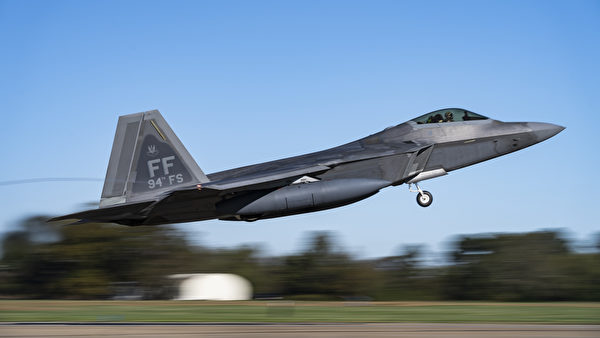 2020年11月17日,美國空軍第1戰鬥機聯隊第94戰鬥機中隊的F-22猛禽戰鬥機部署到關島。美軍公佈的圖片顯示2020年11月4日,第1戰鬥機聯隊的F-22戰鬥機在維珍尼亞州蘭利-尤斯蒂斯聯合基地飛行。(美國印太司令部)