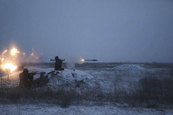 1月25日，俄羅斯軍隊在靠近烏克蘭的南部軍區進行實彈射擊比賽。（俄羅斯國防部）