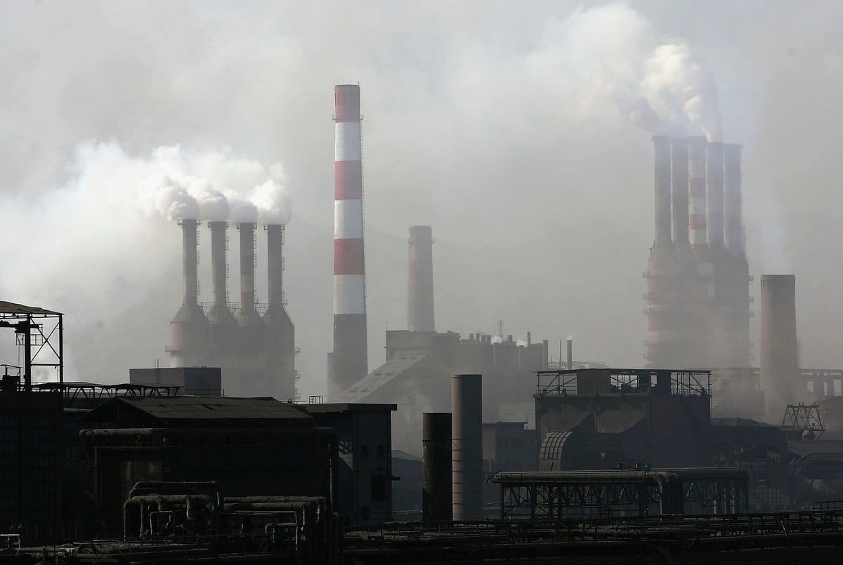 習近平在全球領導人氣候峰會上承諾，中國將在2030年前實現碳達峰、2060年前實現碳中和。圖為2005年7月11日中共國企包頭鋼鐵公司。（Cancan Chu/Getty Images）