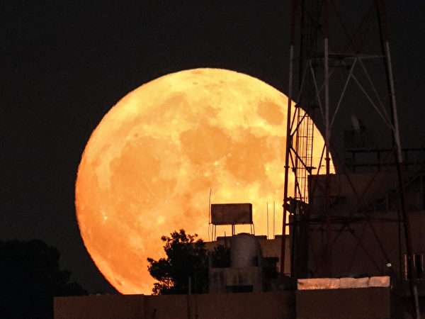 2022年8月11日，約旦安曼（Amman），當地觀察到的超級月亮。（Yasser Al-Zayyat/AFP）