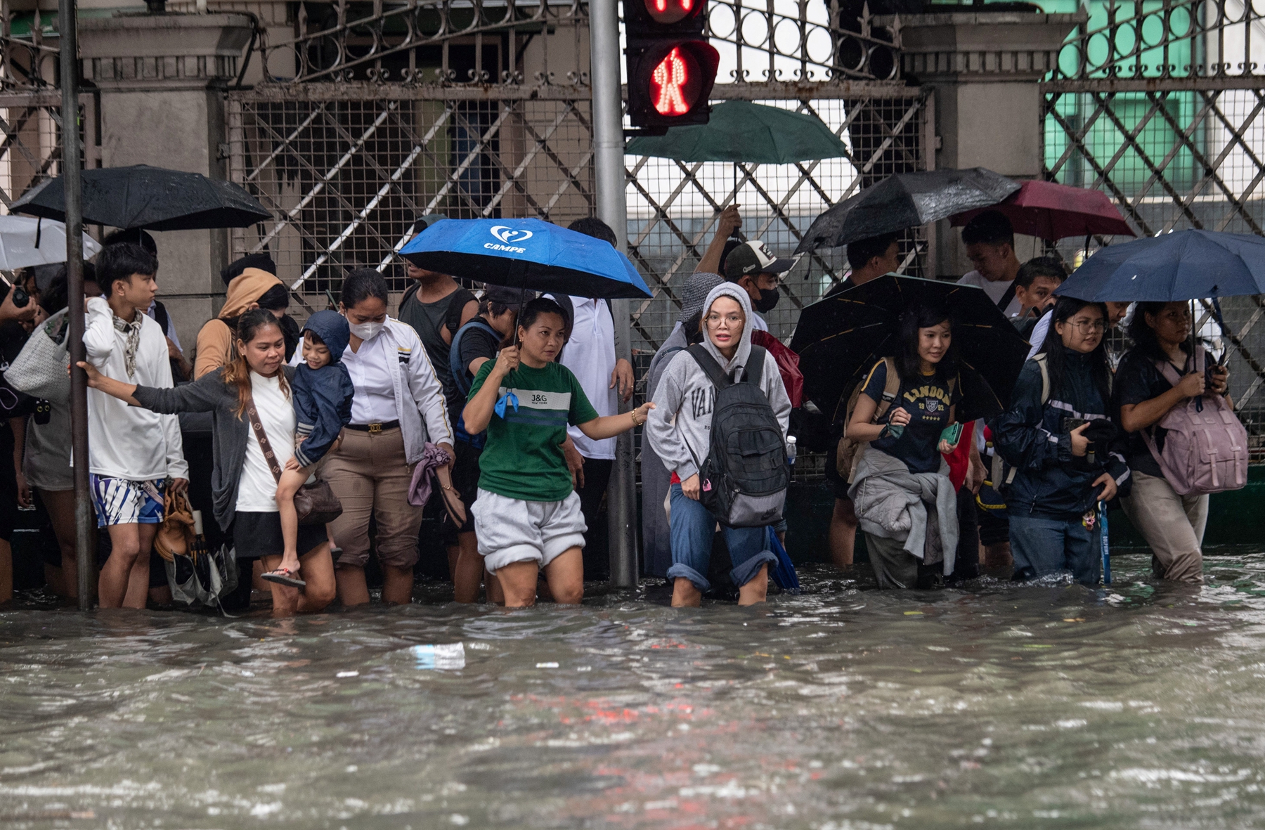 2026年8月17日，在菲律賓首都馬尼拉，多條街道因短時強降雨而嚴重積水，大量民眾被困路邊。（Ted Aljibe/AFP via Getty Images）